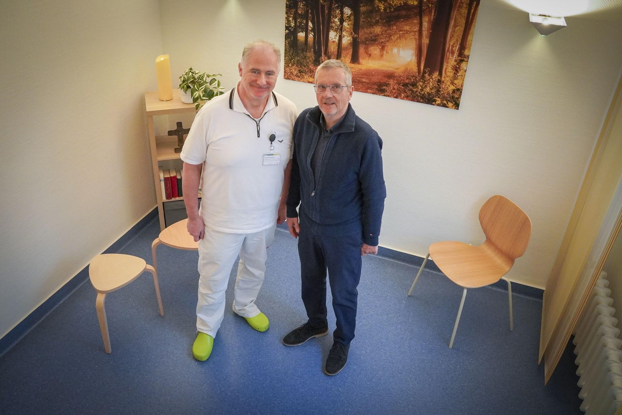 Ulrich Rosenberg und Dr. Norbert Thiele im neu gestalteten Verabschiedungszimmer des St. Bernhard-Hospitals