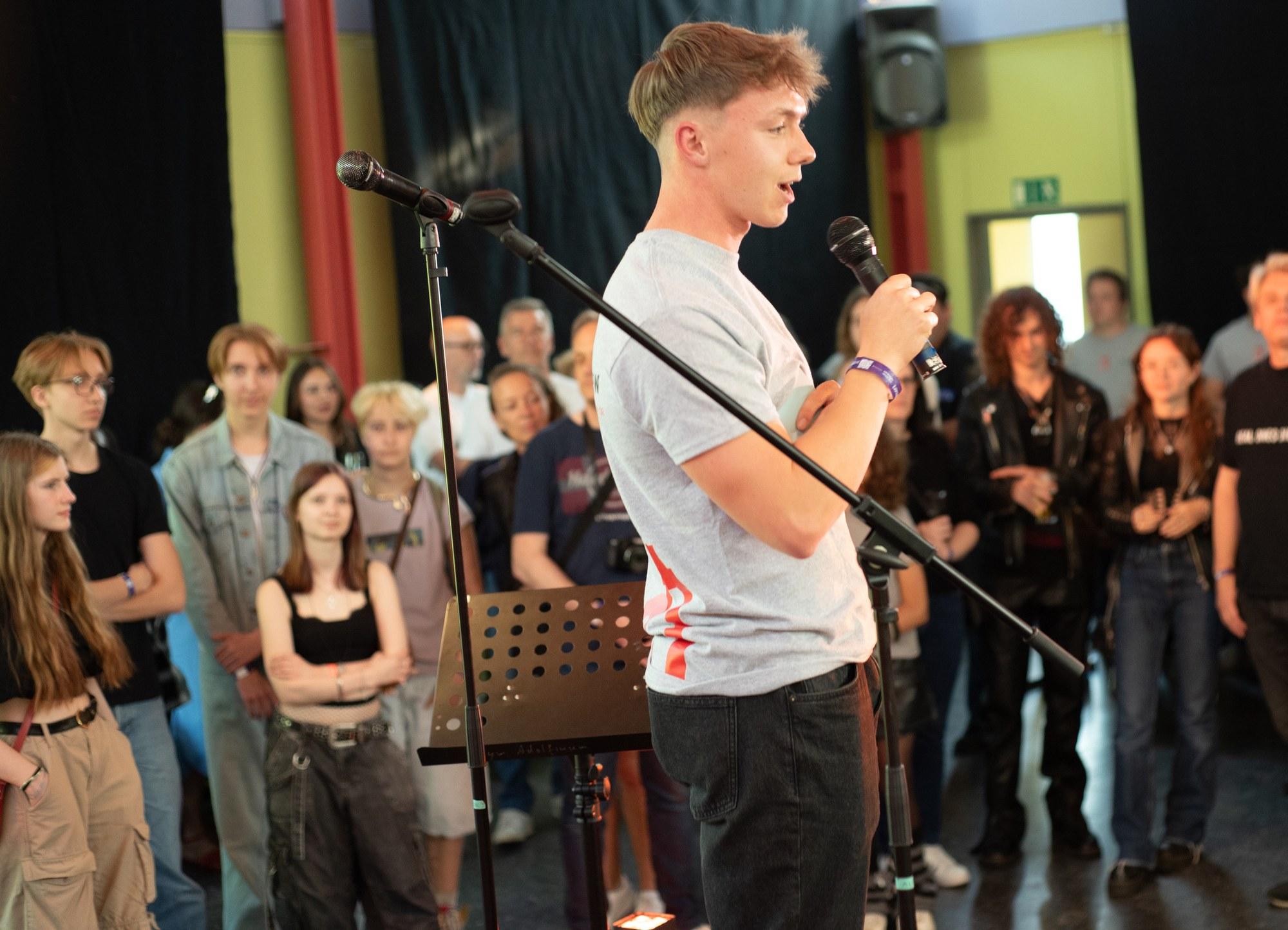 Junger Sänger am Mikrofon bei der klangrevier openstage im Gemeindehaus Gestfeld