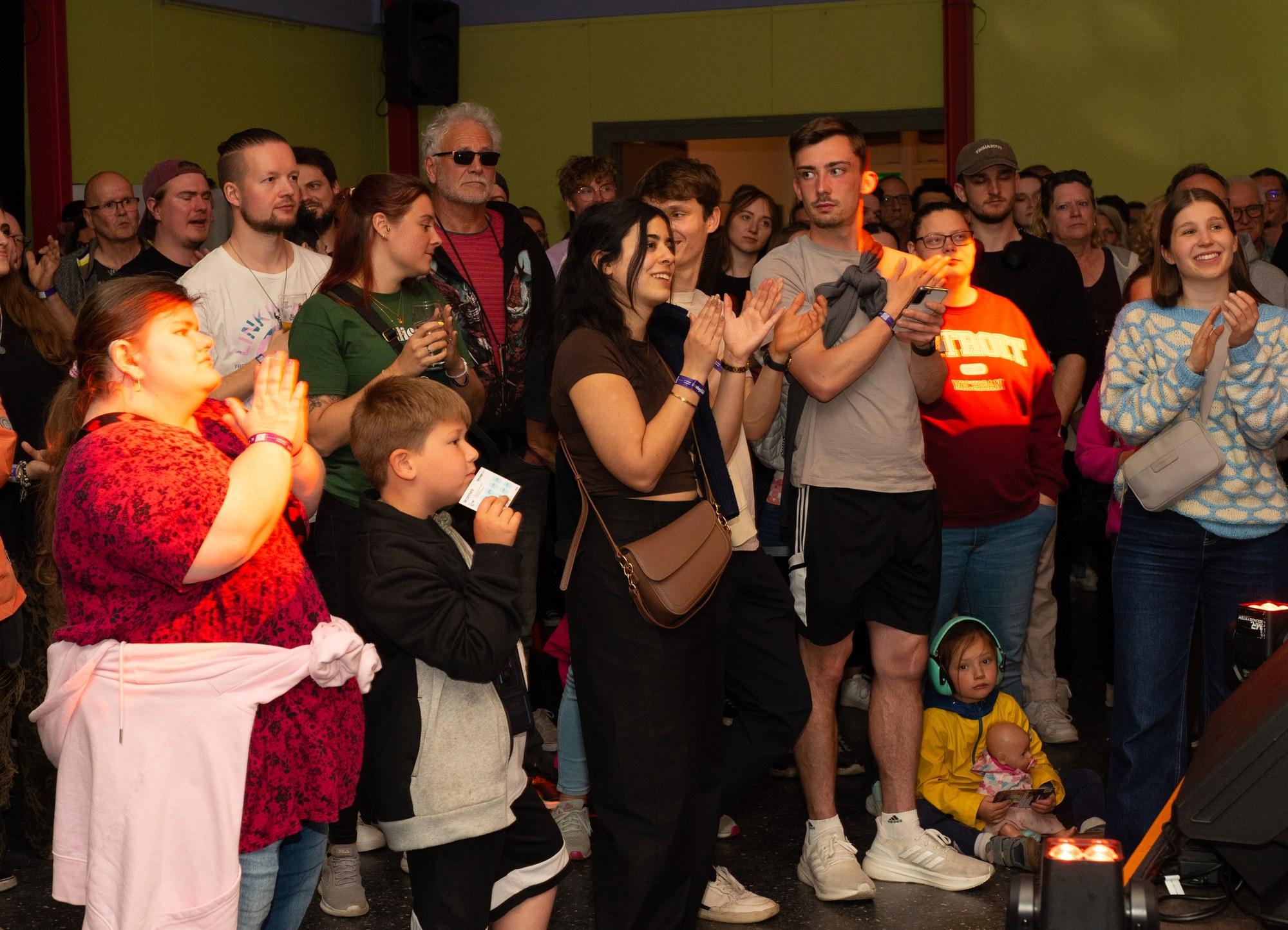 Begeistertes Publikum applaudiert bei der klangrevier openstage
