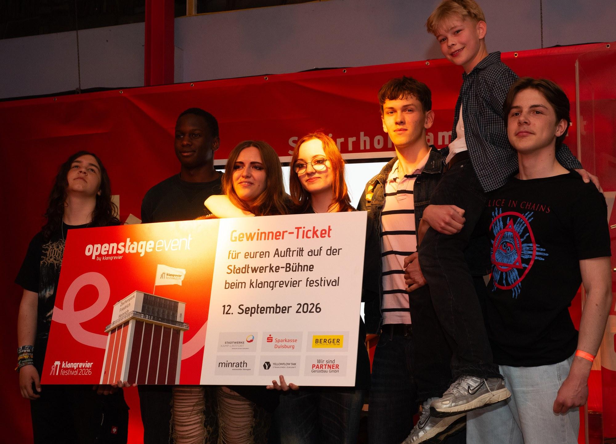 Gewinner der klangrevier openstage halten das Gewinner-Ticket für das klangrevier festival 2026