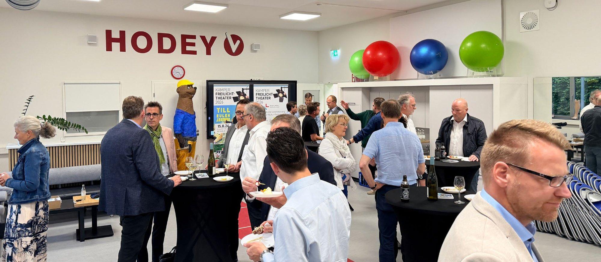Gäste des Unternehmerkreises beim Austausch in den Räumen des VitalCentrum HODEY
