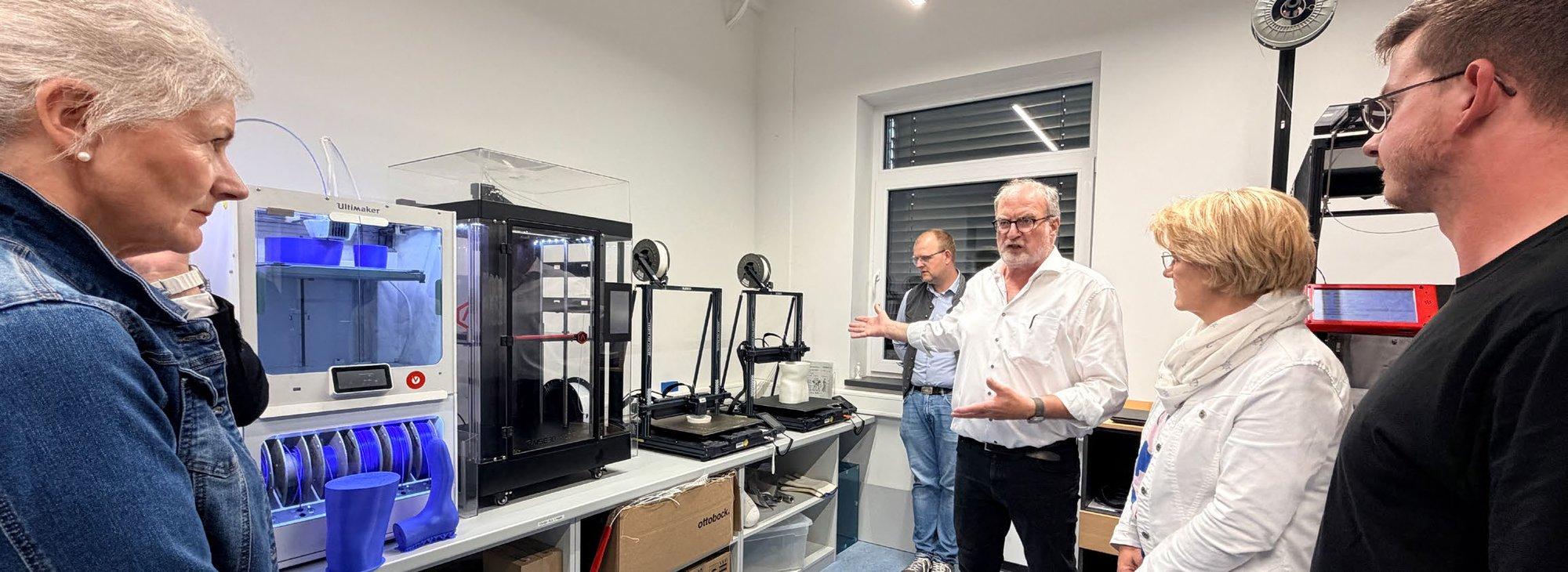 Einblick in die Werkstatt mit 3D-Druckern bei einem Rundgang durch das HODEY VitalCentrum