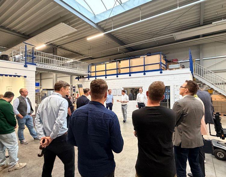 Gäste des Unternehmerkreises beim Rundgang in das Lager des VitalCentrum HODEY