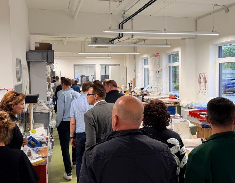 Einblick in die Werkstatt des VitalCentrum HODEY während des Rundgangs