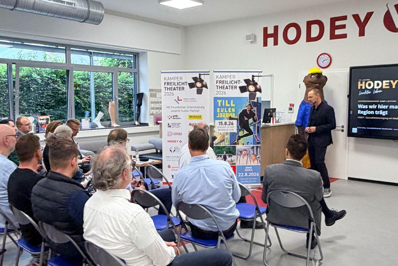 Gäste des Unternehmerkreises verfolgen die Präsentation in den Räumen des VitalCentrum HODEY