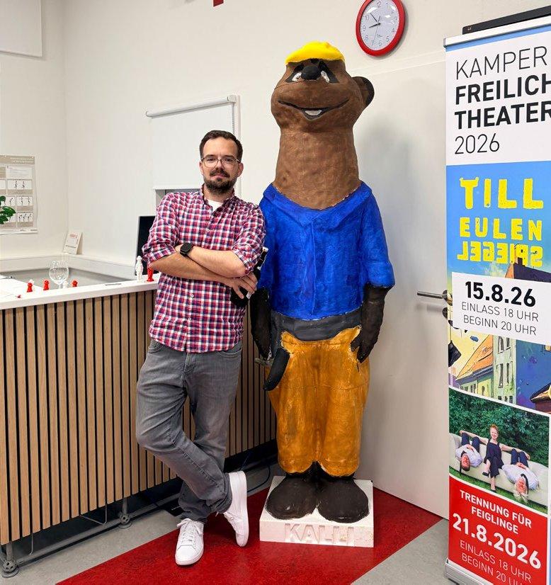 Gast des Unternehmerkreises mit dem HODEY-Maskottchen im VitalCentrum