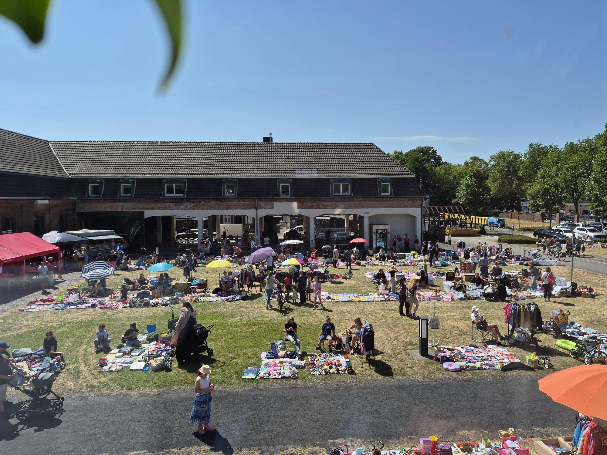 Reges Treiben auf dem Kindertrödelmarkt auf der Wiese am Schirrhof beim Kultursommer-Auftakt