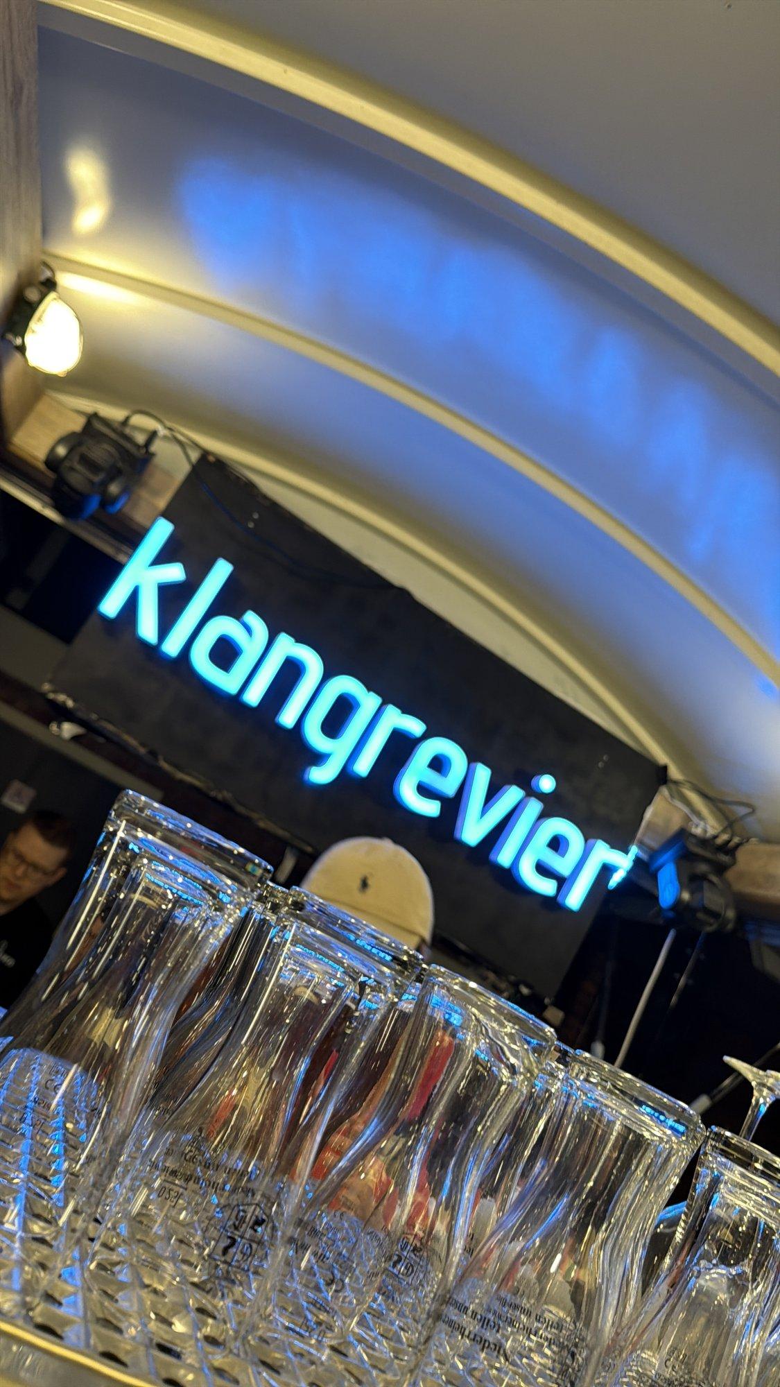 Blaues Leuchtschild mit der Aufschrift klangrevier beim Kultursommer