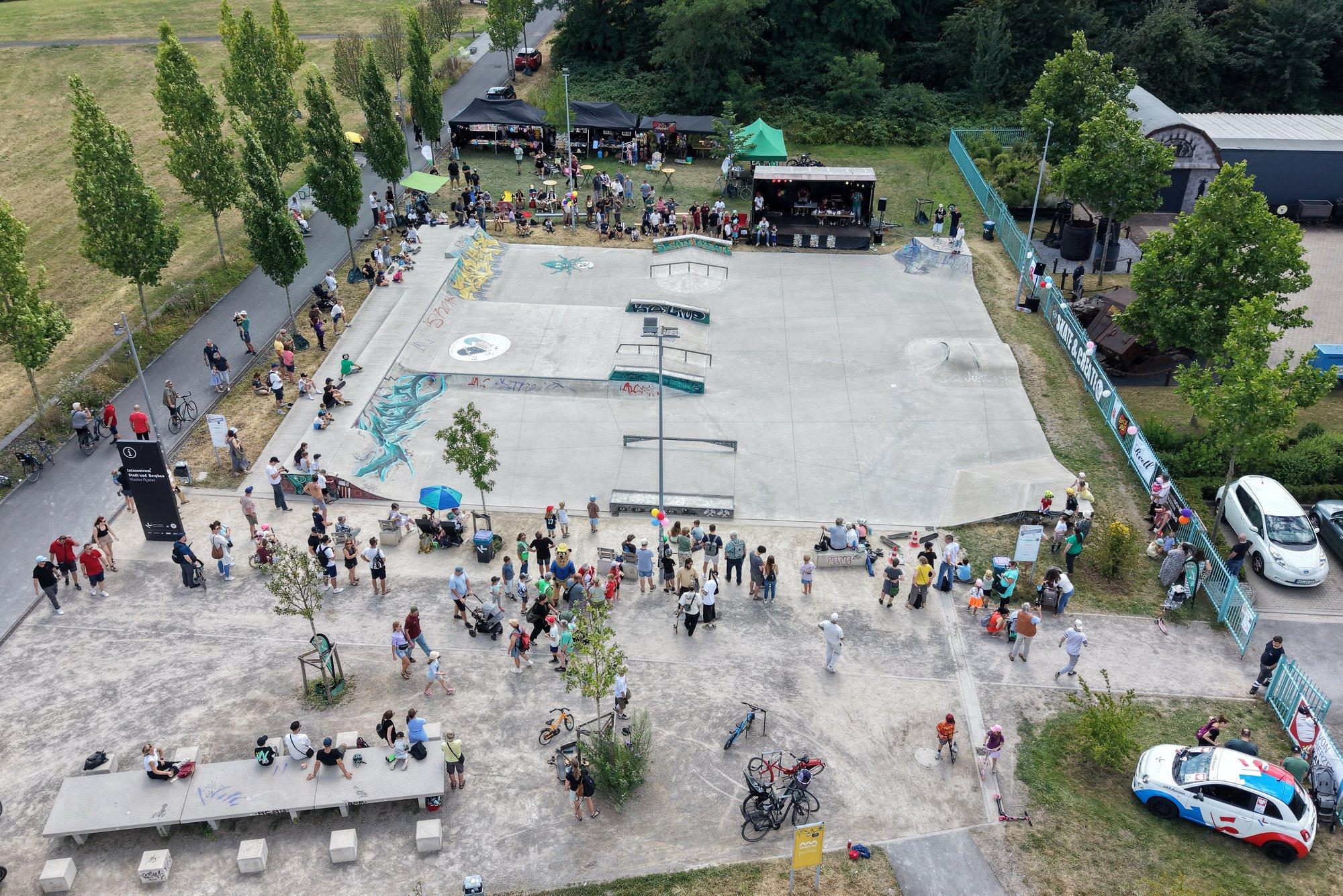 Luftaufnahme des Skateparks am Schirrhof mit Besucherinnen und Besuchern rund um die Anlage