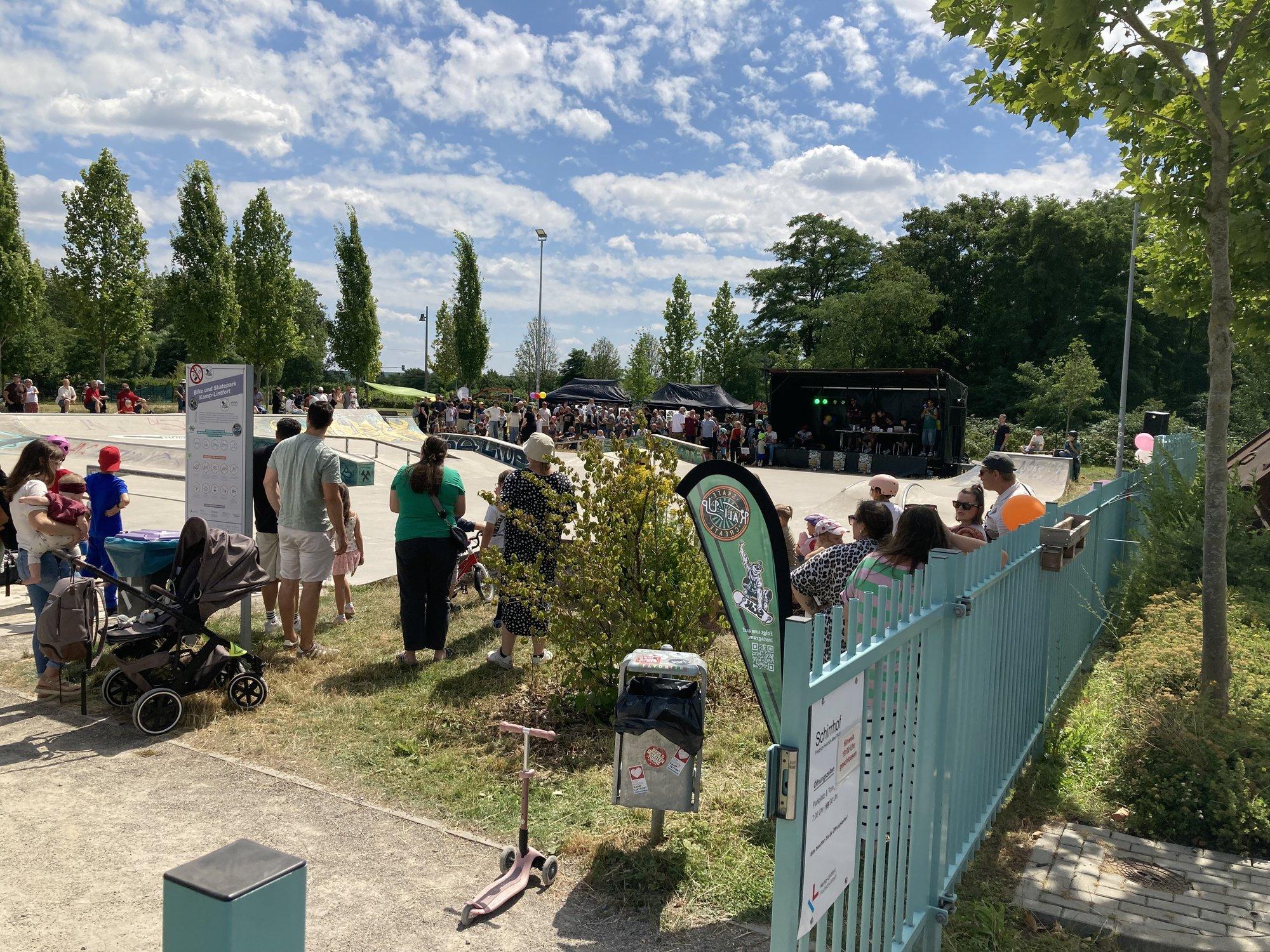 Blick über den gut besuchten Skate- und Bikepark am Schirrhof mit Bühne beim Kultursommer-Auftakt