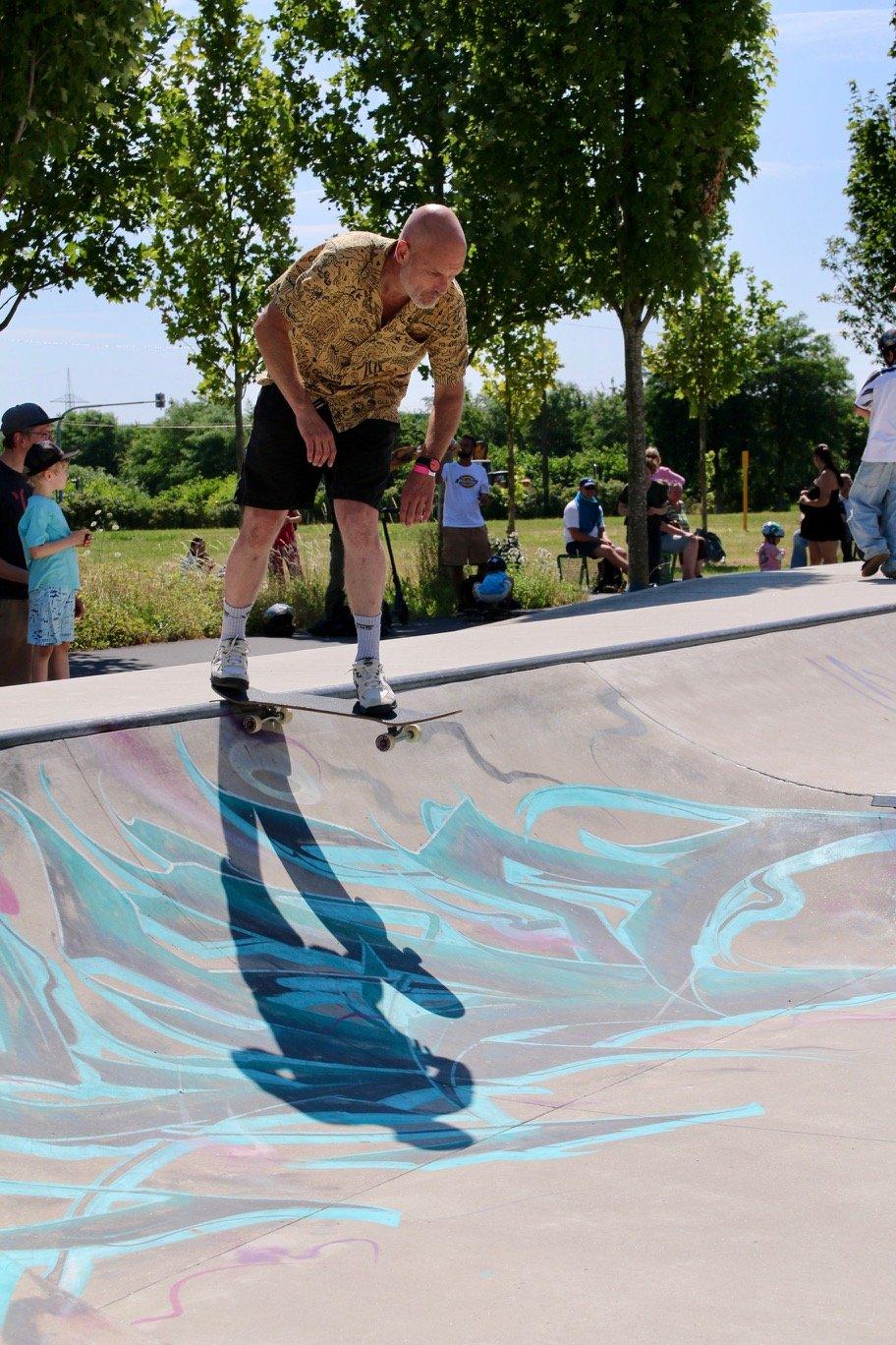 Skater grindet auf dem Rand der Bowl im Skatepark am Schirrhof