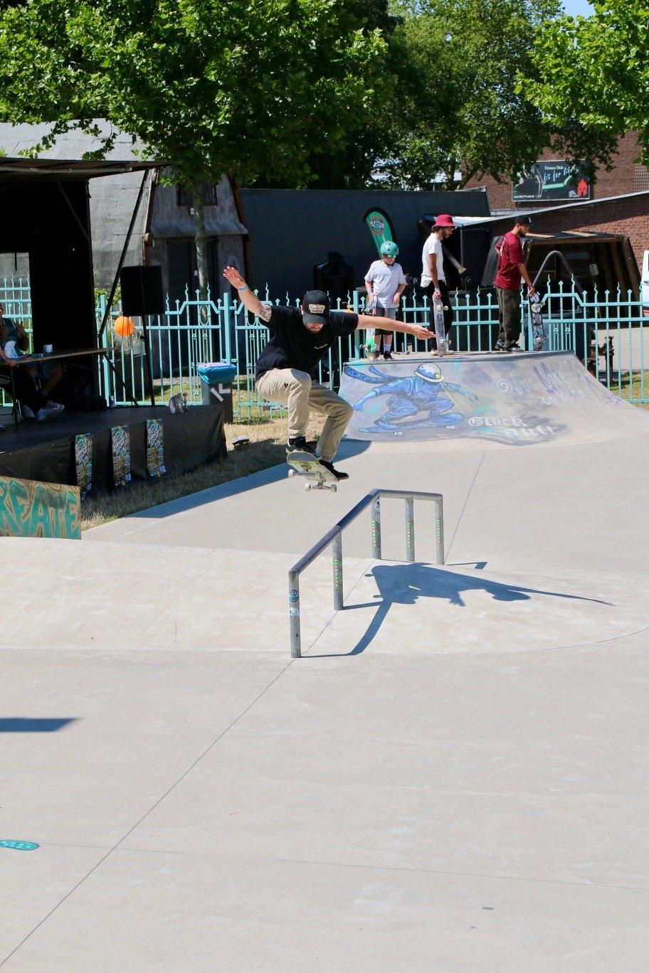 Skateboarder springt beim Grenzland Cup Kali-Up über eine Rail