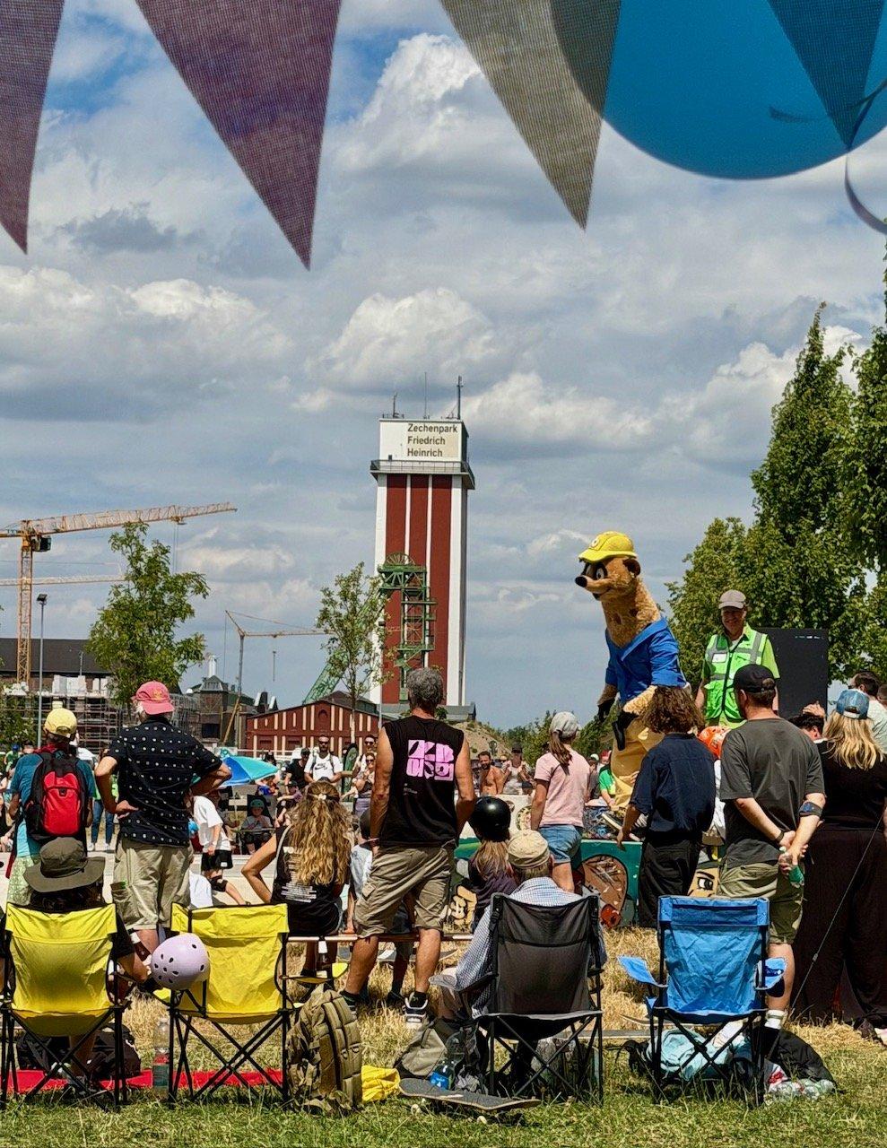 Festivalpublikum vor dem Zechenturm Friedrich Heinrich beim Kultursommer-Auftakt