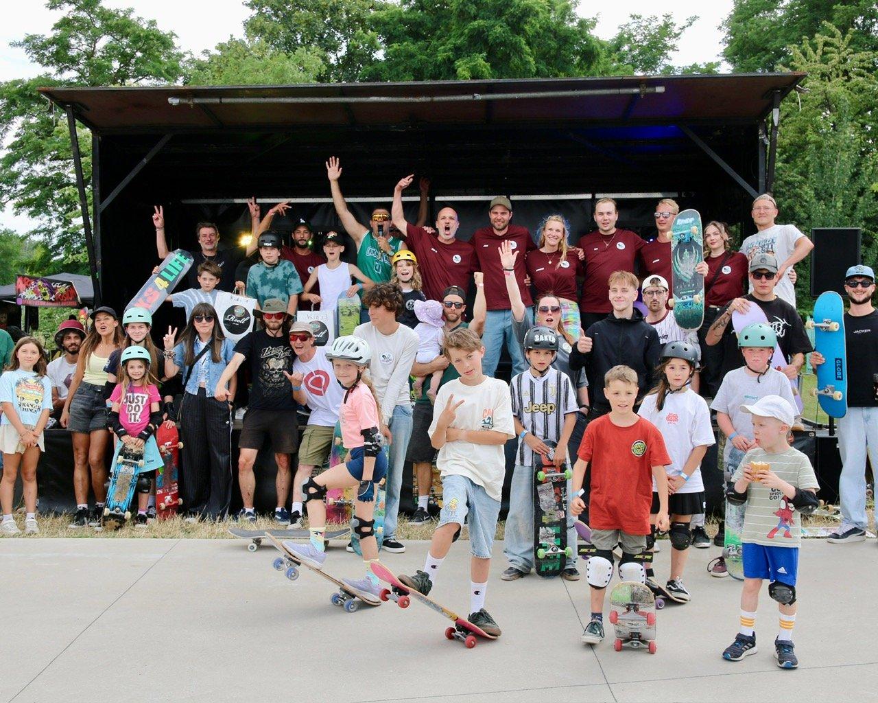 Gruppenfoto der Skateboardgemeinschaft und Gäste vor der Bühne am Schirrhof