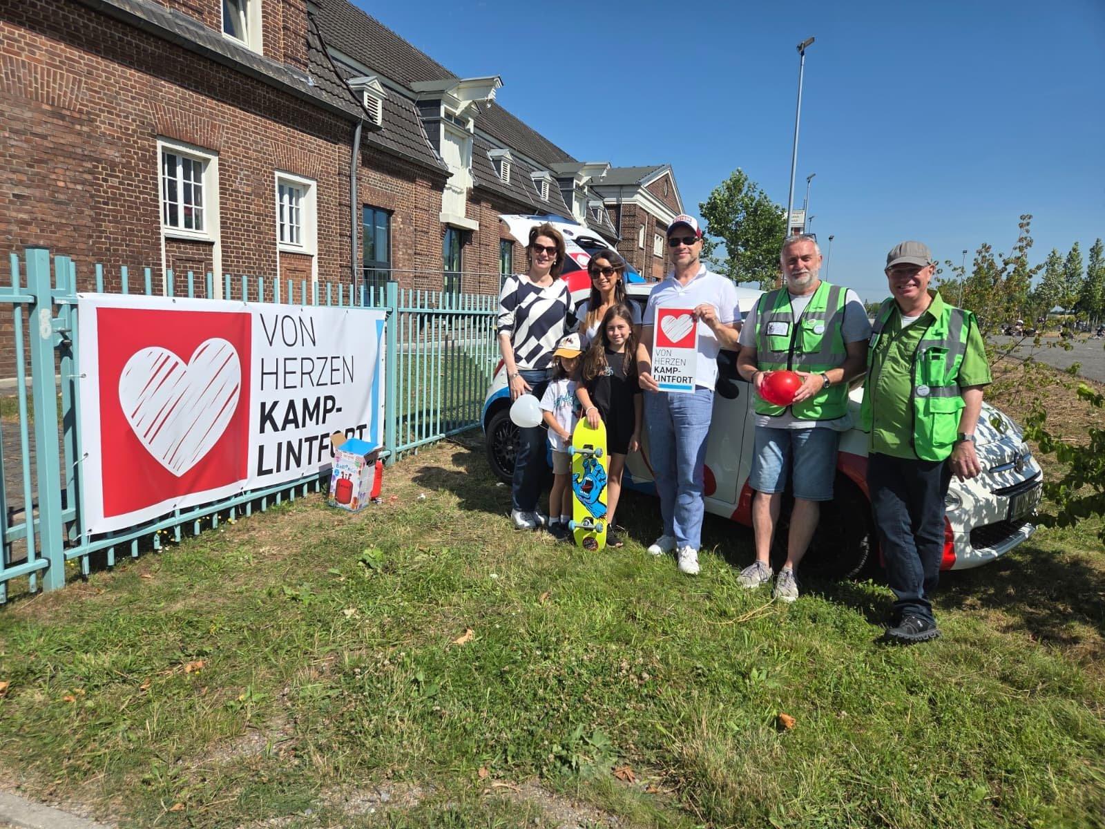 Familien und Gäste am Von-Herzen-Kamp-Lintfort-Banner beim Kultursommer-Auftakt