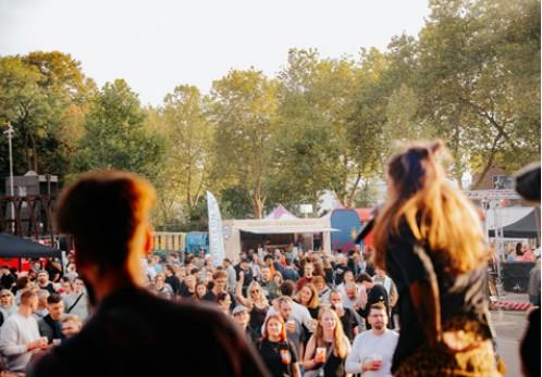 Blick über das Festivalgelände auf dem Schirrhof mit Food Court und zahlreichen Besucherinnen und Besuchern