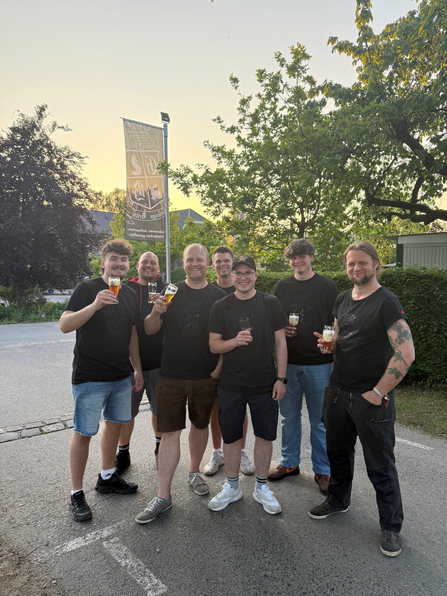 Braumeister, Brauer sowie aktuelle und ehemalige Auszubildende von Geilings Bräu stoßen beim Tag der offenen Tür an