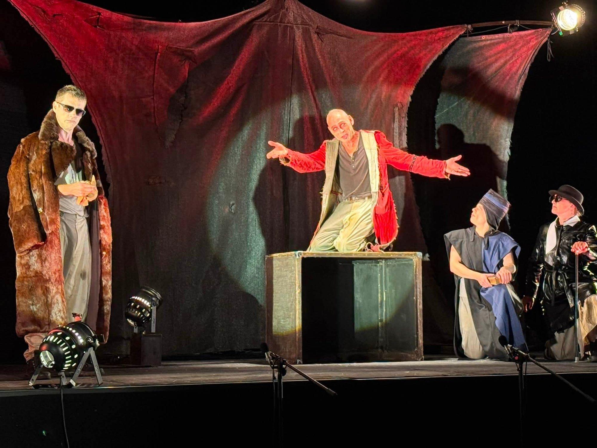 Ensemble des NN Theaters Köln in „Till Eulenspiegel“ auf der Bühne am Abteiplatz