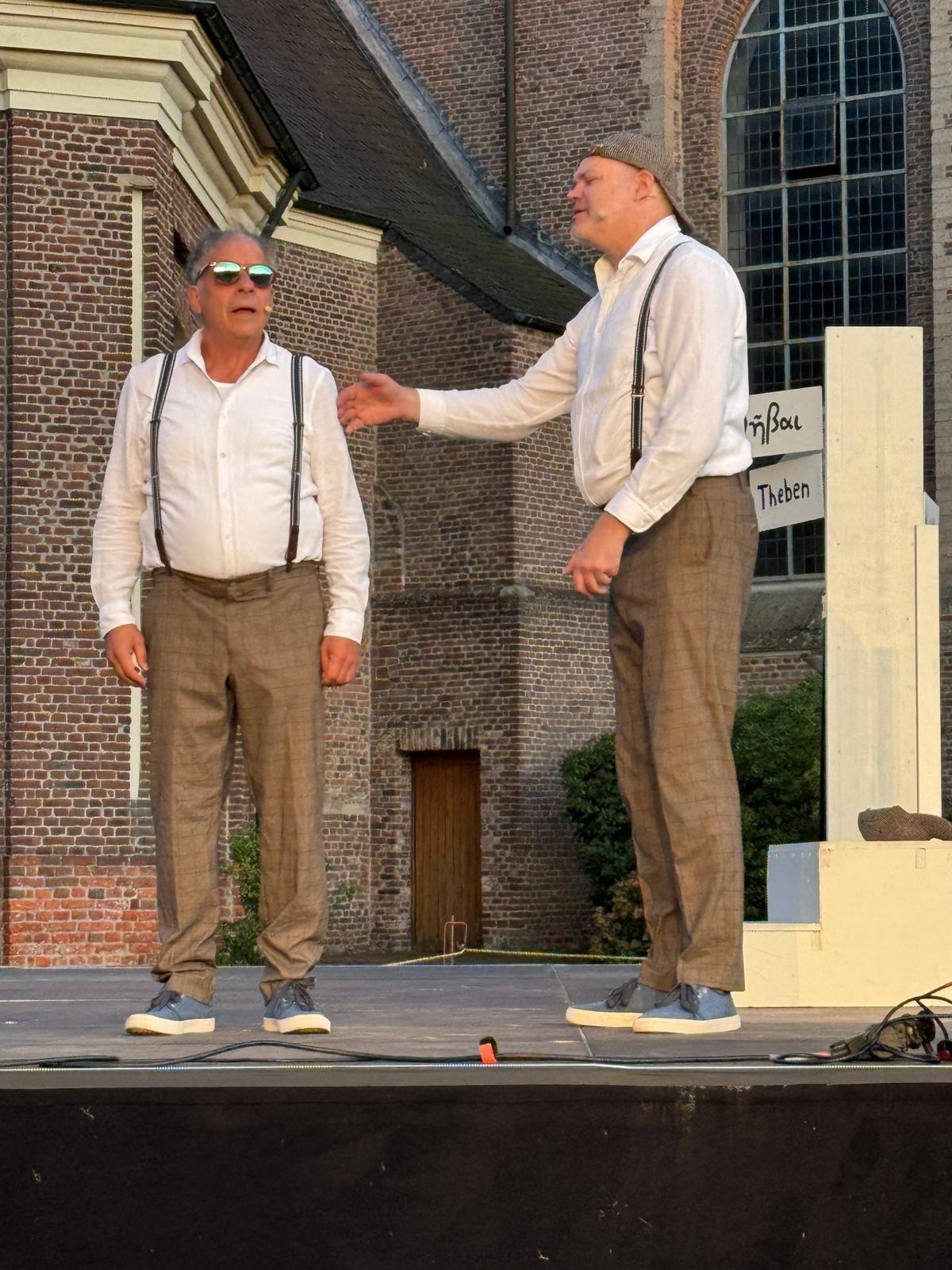 Zwei Darsteller von „König Ödipus“ im Dialog vor der Klostermauer