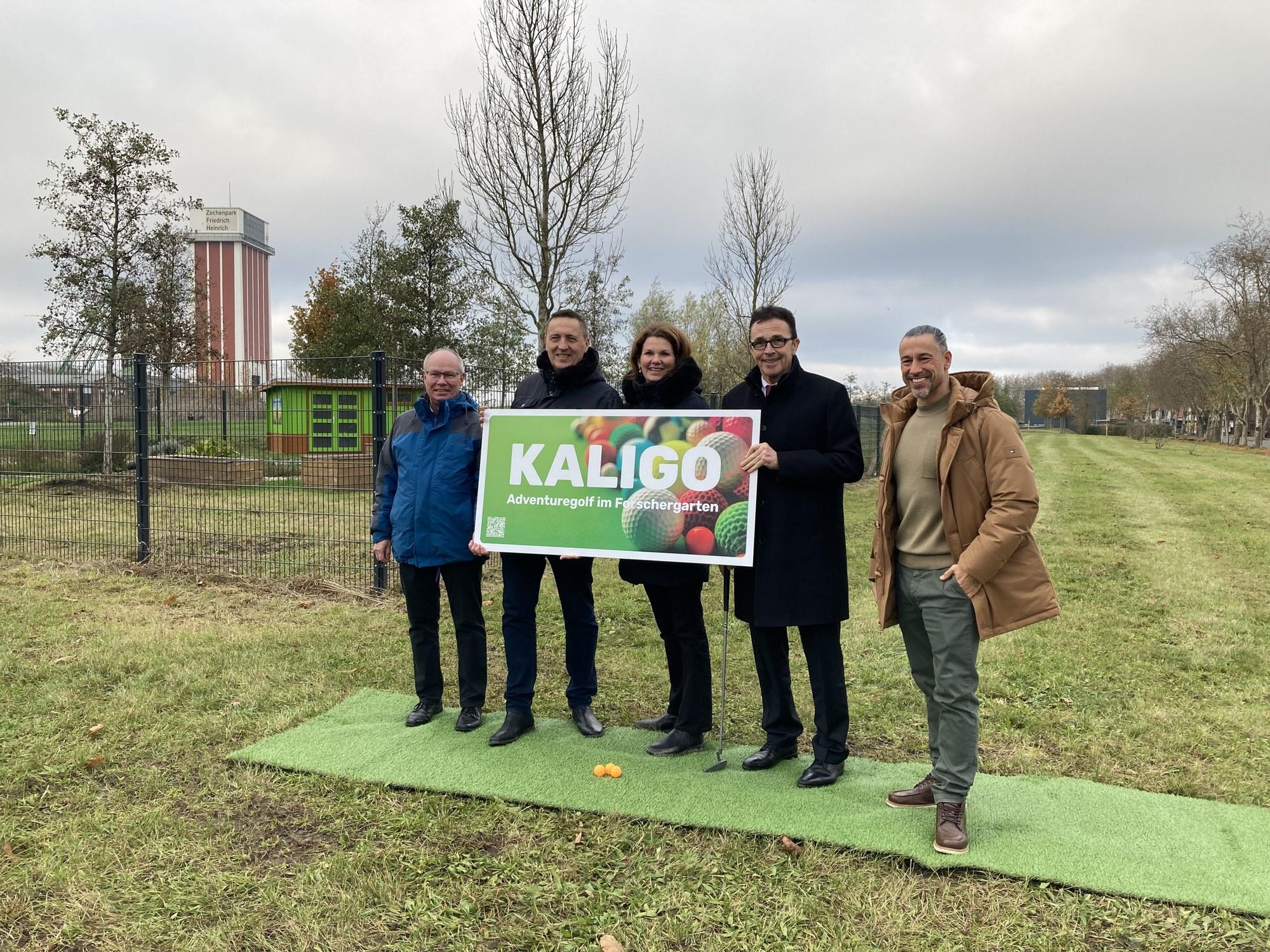 Fünf Personen stehen im Forschergarten des Zechenparks und präsentieren das KALIGO-Projekt
