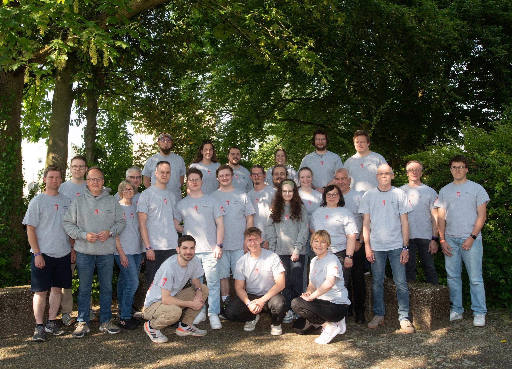 Das klangrevier-Team in grauen Shirts beim Gruppenfoto im Freien