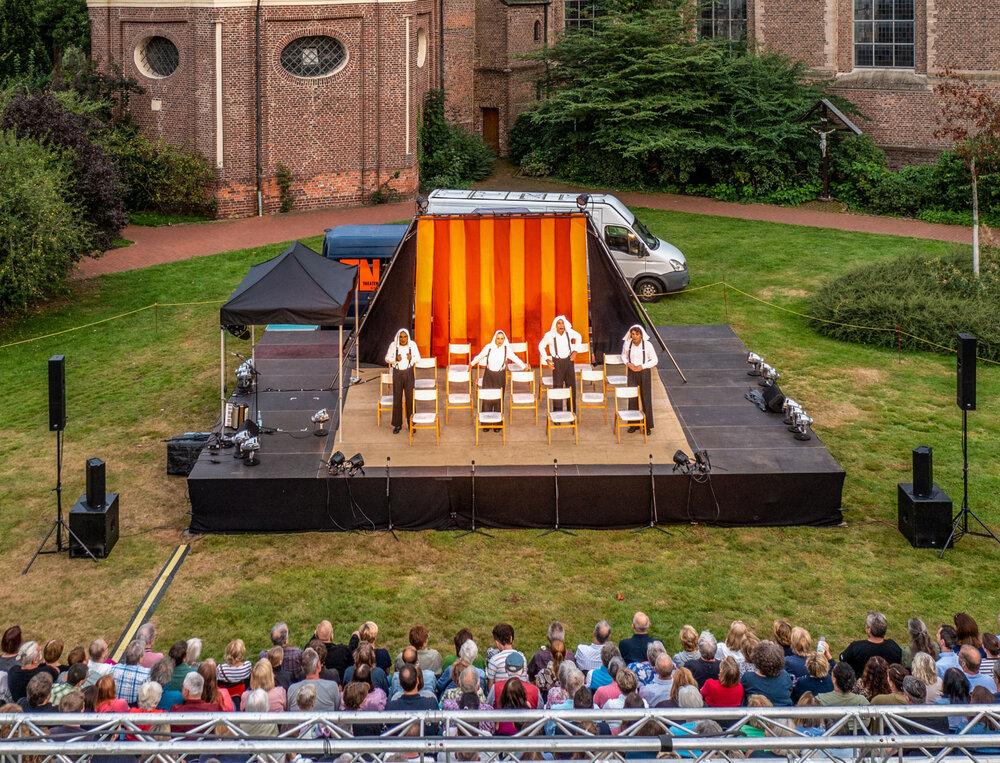 Open-Air-Bühne des Kamper Freilichttheaters auf dem Abteiplatz vor dem Kloster Kamp mit Publikum
